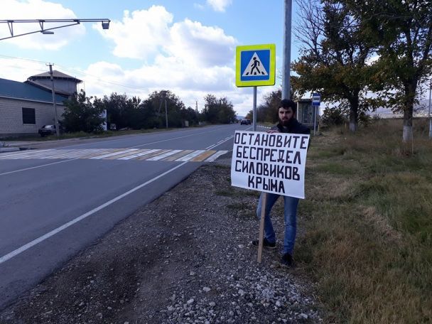 У Криму люди масово вийшли на одиночні пікети проти свавілля силовиків