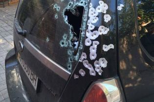 У Запоріжжі невідомий серед білого дня обстріляв позашляховик
