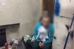 В Одесі кредитори через 550 доларів прикували чоловіка ланцюгом за шию до стіни