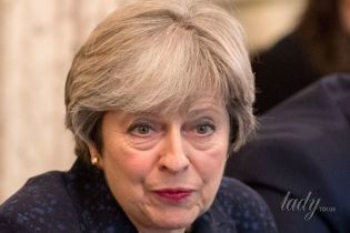 Еще один арт-браслет: Тереза Мэй пополнила коллекцию своих экстравагантных аксессуаров