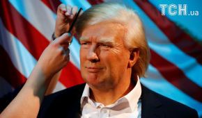Останній штрих: Reuters показало, як чепурять воскову фігуру Трампа у музеї