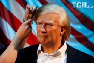 Последний штрих: Reuters показало, как прихорашивают восковую фигуру Трампа в музее