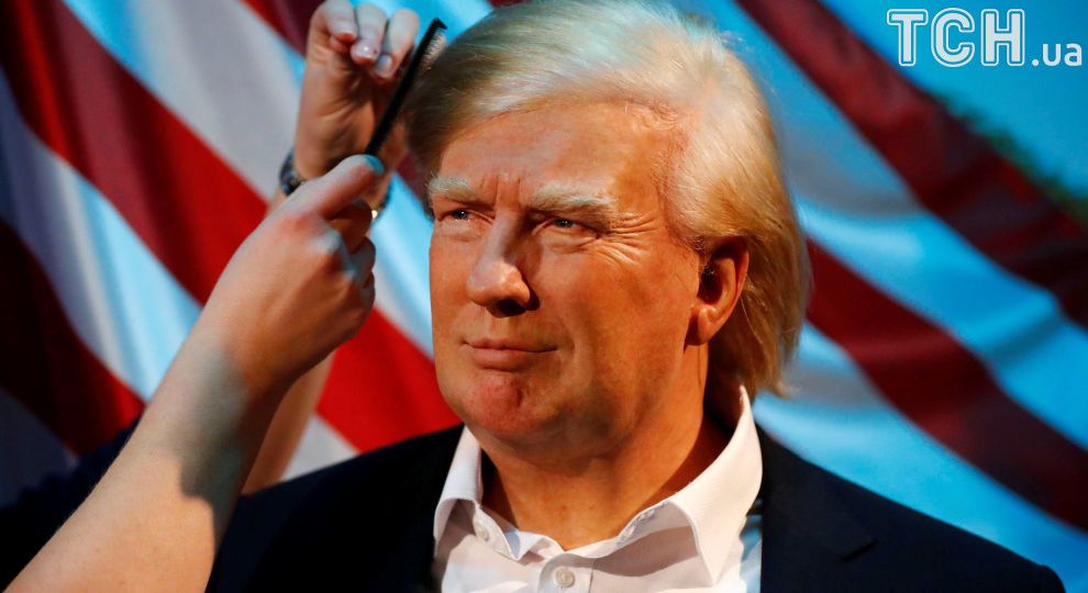 Останній штрих: Reuters показало, як чепурять воскову фігуру Трампа у музеї