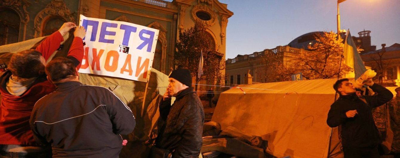 Не спали та грали на баяні: як минула ніч активістів біля Ради