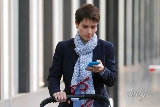 Политика и материнство: Фрауке Петри прогулялась по Берлину на каблуках и с коляской