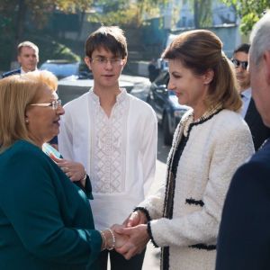 В молочном пальто и элегантном платье: Марина Порошенко посетила школу