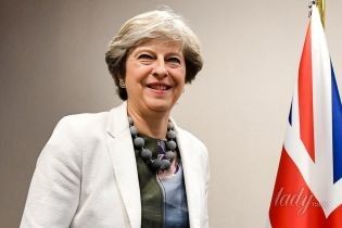В игривом настроении: Тереза Мэй в пестром платье приласкала президента Еврокомиссии