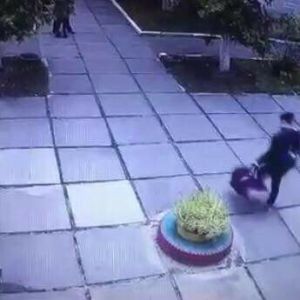 З’явилося відео викрадення 1,5-місячного немовля у Києві