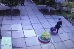 Появилось видео похищения 1,5-месячного младенца в Киеве