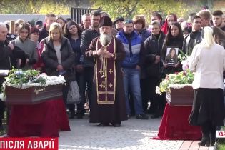 Трех жертв ДТП в Харькове похоронили под слезы родных и друзей