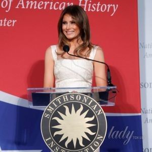 В обтягивающем платье и розовых лодочках: Мелания Трамп на презентации своего "инаугурационного" платья в музее истории