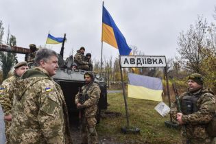 Порошенко с Полтораком съездили в Авдеевку обсудить ситуацию на фронте