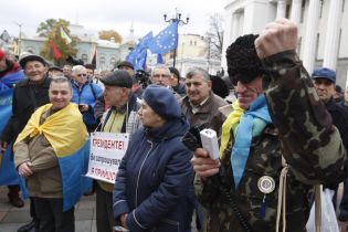 Политические митинги возле парламента: кто, что и зачем требует и чего уже достигли