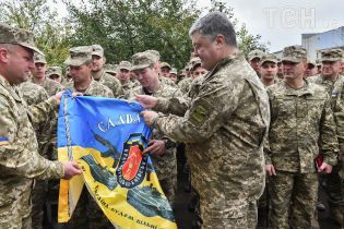 Порошенко в Авдіївці нагородив орденами та медалями більше 30 військових