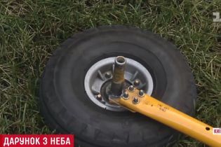 Возле Киева на крышу дома сверху упало колесо от вертолета