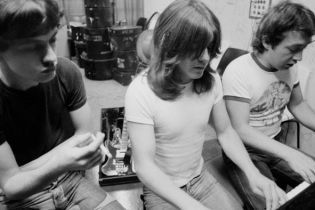 Помер один з засновників культового AC/DC Джордж Янг