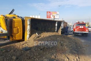 В Киеве гонки между маршруткой и грузовиком завершились травмами пассажиров