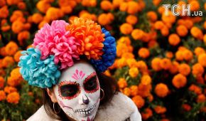 Жуткие красавицы: в Мексике состоялся парад Катрины ко Дню Мертвых