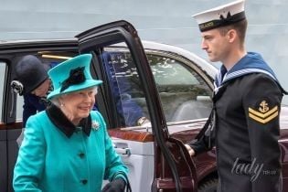 Как всегда, яркая: 91-летняя королева Елизавета II в бирюзовом пальто побывала на военном корабле