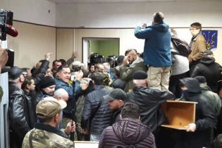 У Києві активісти розтрощили залу суду після того, як поліція застосувала проти них газ