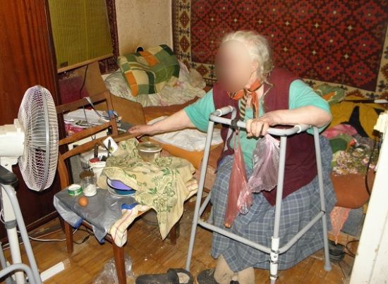 У Києві жінка жорстоко побила та пограбувала немічну 80-річну сусідку