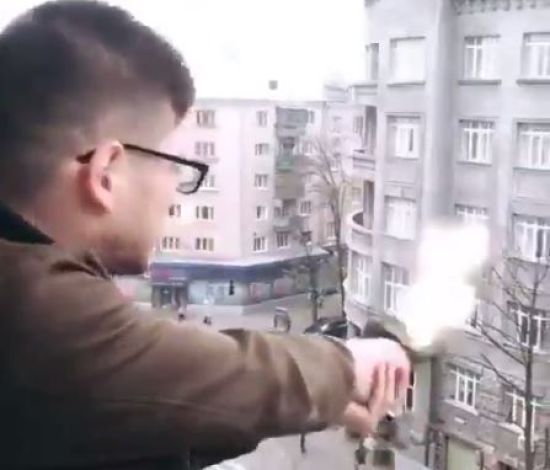 Поліція затримала молодика, який серед білого дня обстріляв перехожих з балкона у Харкові