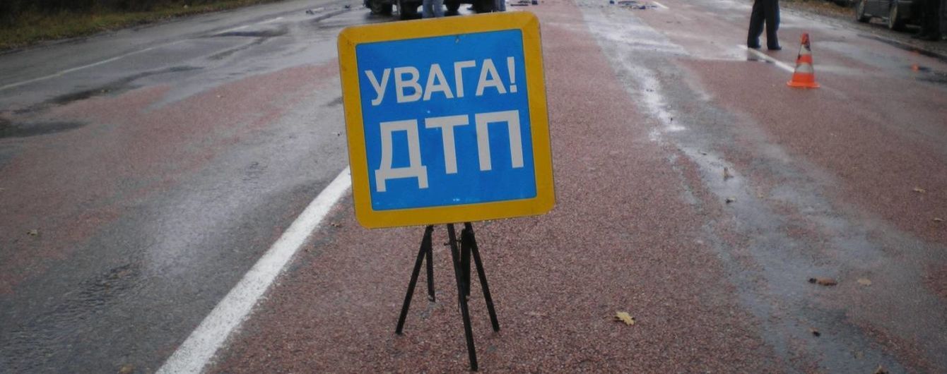 У Києві на мосту маршрутка врізалася в авто патрульної поліції