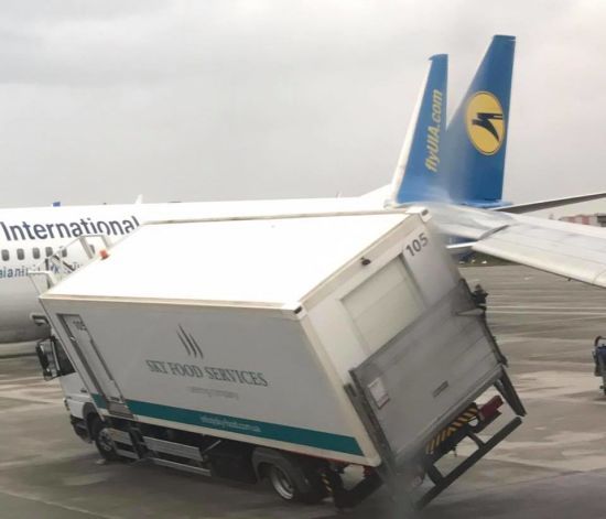 В аеропорту "Бориспіль" літак зачепив крилом вантажівку під час зльоту