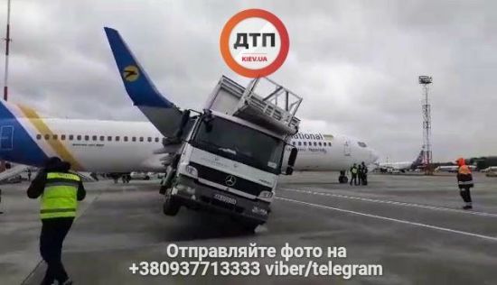 Пасажирів рейсу до Харкова пересадили на інший літак після зіткнення з вантажівкою у "Борисполі"