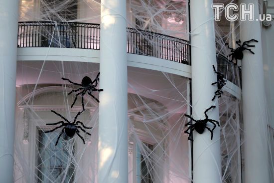 Велетенські павуки і гарбузи-президенти: у Білому домі святкують Геловін