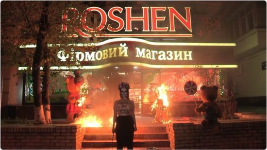 Оголена активістка Femen спалила ведмедів біля магазину Roshen на "Арсенальній" у Києві