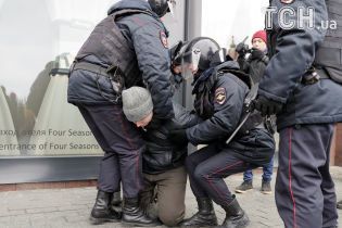 Правозащитники сообщают о более 400 задержанных по всей России