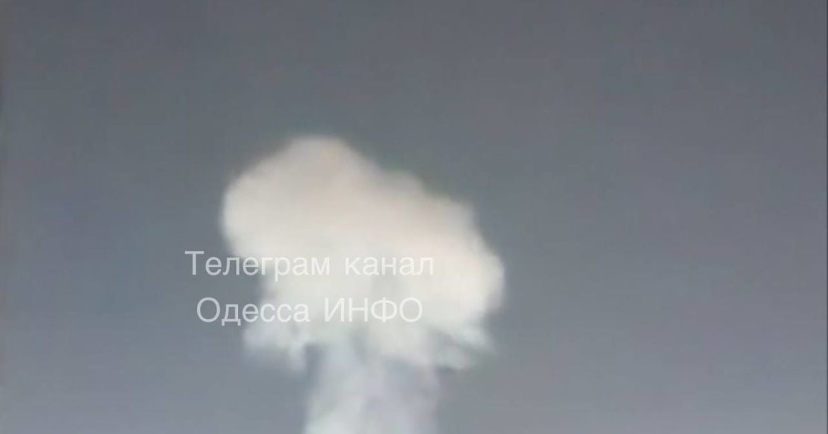 Дым в небе после взрыва.