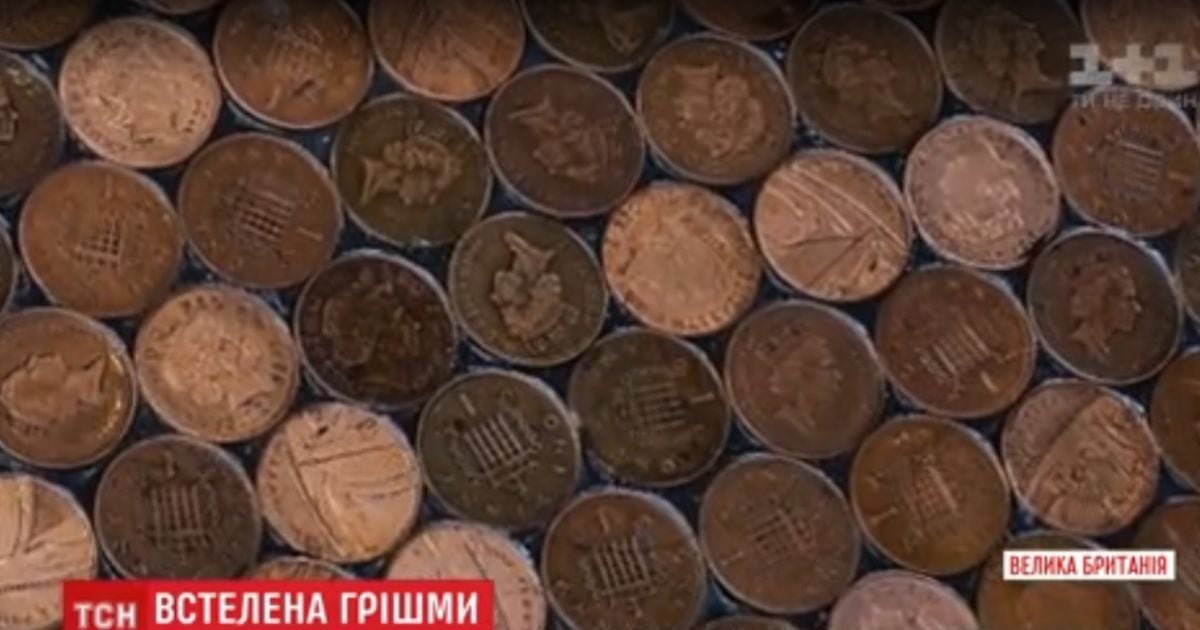 Владелец парикмахерской выложил пол из монет, чтобы проучить жадных строителей
