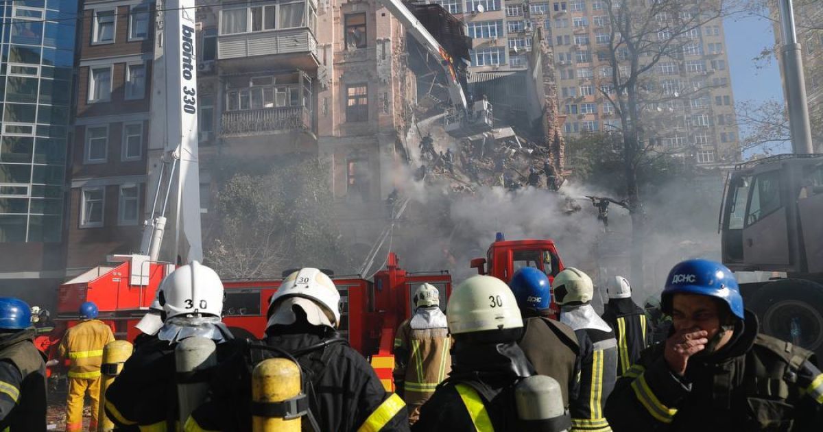 Вони нас не здолають: киянка, яка вижила в обстріляному будинку, зі сльозами розповіла про пережите