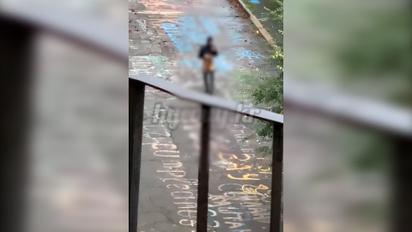 У Кривому Розі під пологовим будинком новоспечений батько влаштував "голий" перформанс (відео)