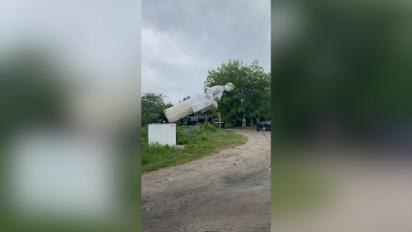 У Львівській області не дозволяли зносити пам'ятник колгоспниці та лаяли активістів