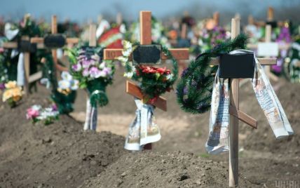 У Києві на кладовищі помітили черги із похоронних автобусів: більшість людей померли від COVID-19