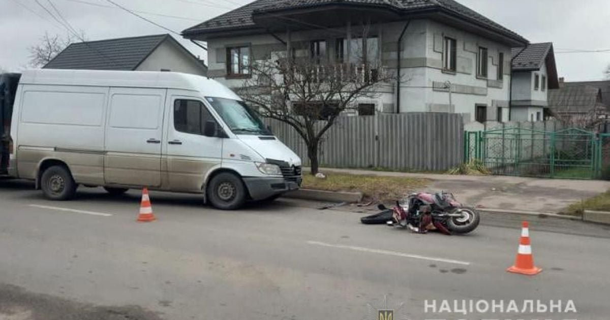 На Волині 73-річна пенсіонерка на скутері врізалася у бус (фото)