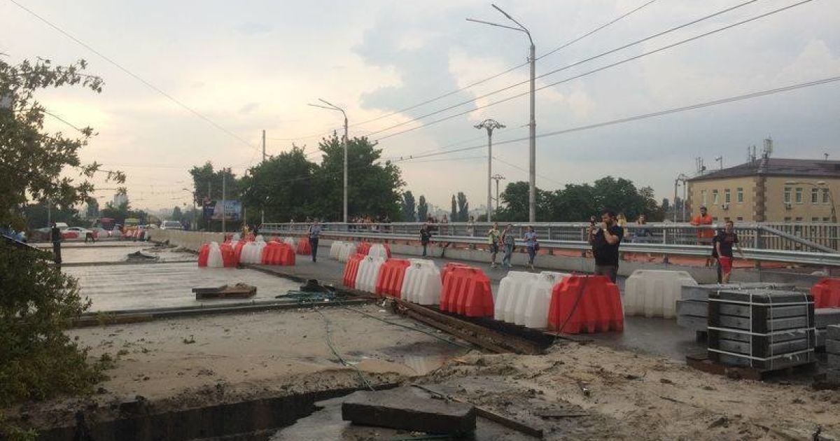 У Києві перекрили Кирилівський шляхопровід. Карта об’їзду