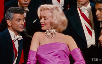 Платье-замена: история культового розового наряда Мэрилин Монро, в котором она спела о бриллиантах