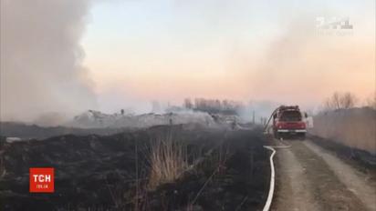 Во Львовской области почти сутки спасатели тушили пожар на свалке
