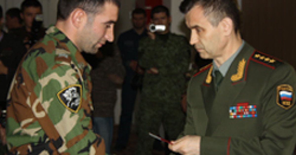 Глава МВС РФ Нургалієв вручає нагороди кадыровцам в 2010 році.