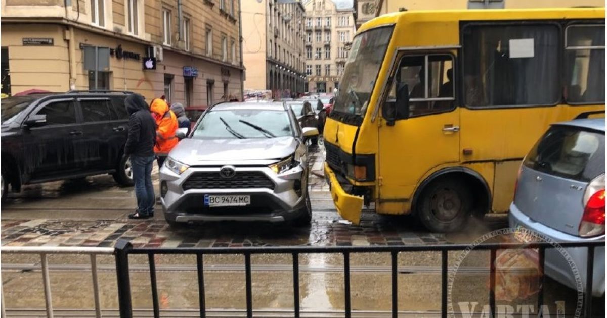 В центре Львова маршрутка попала в ДТП: фото