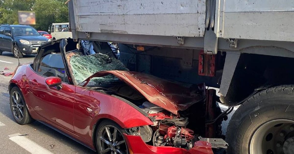 Автомобіль влетів під вантажівку / Поліція Києва