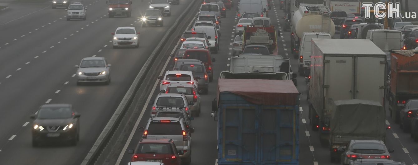 Водіям-початківцям видаватимуть права на два роки та обмежать швидкість їхньої їзди