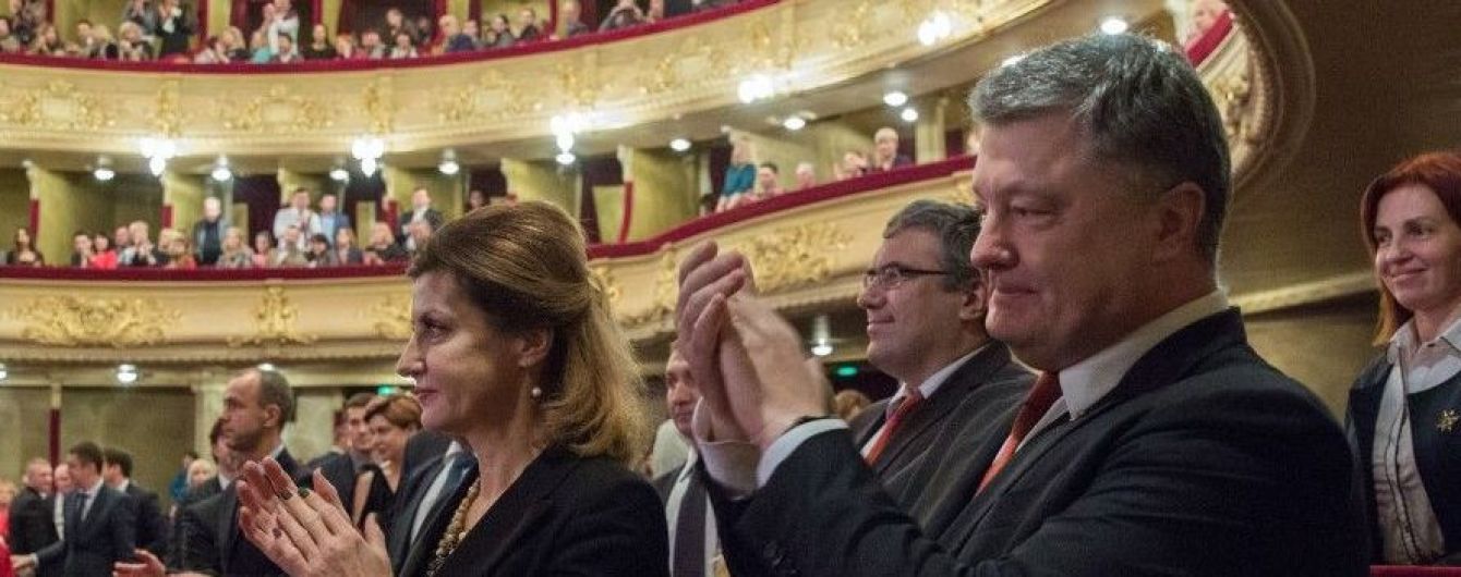 В элегантном жакете и в любимом ожерелье: Марина Порошенко сходила в театр