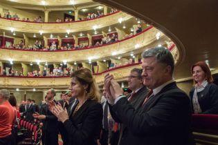 В элегантном жакете и в любимом ожерелье: Марина Порошенко сходила в театр
