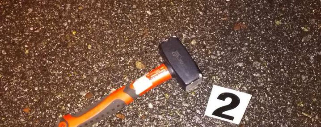 В Киеве мужчина с молотком напал на чиновника, водителю пришлось отстреливаться