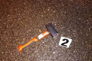 В Киеве мужчина с молотком напал на чиновника, водителю пришлось отстреливаться